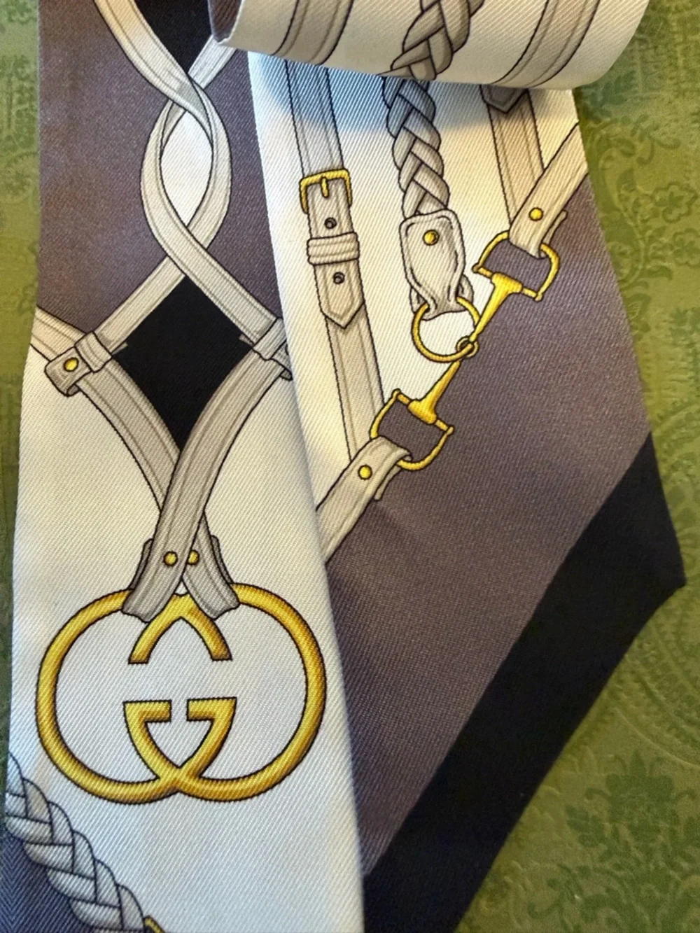 Women’s Gucci silk Twilly Gray, White & Gold Equestrian Print - Picture 4 of 6